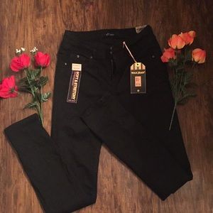 STRETCHY BLACK JEANS
